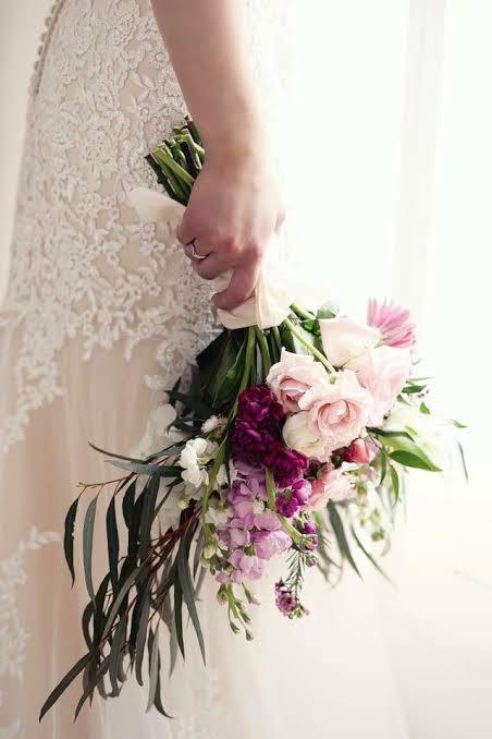 How to Match your Hand Bouquet with your Wedding Dress